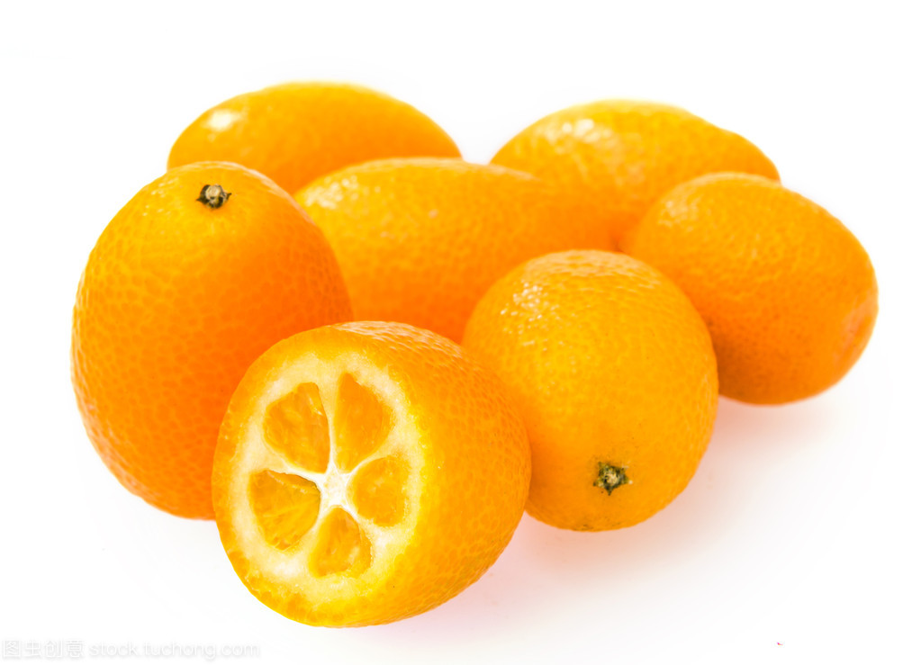 白色衬底上的金橘柑橘类水果特写